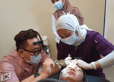 dr kim guiding a staff during rejuran training seminar