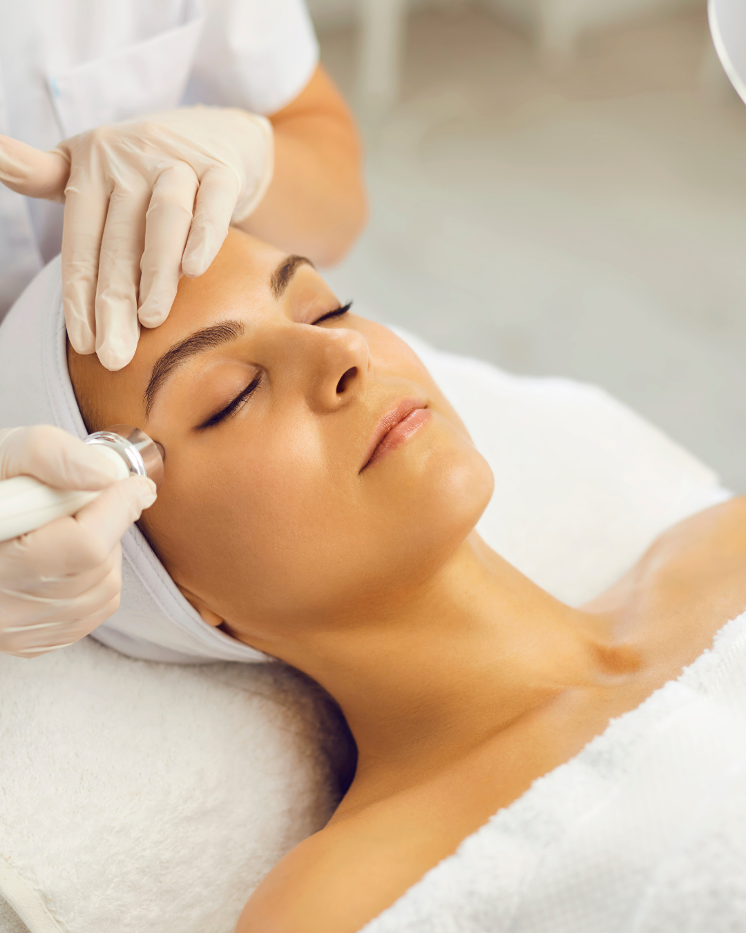⁠Brightening and Tightening Treatment + Radiofrequency Face 600